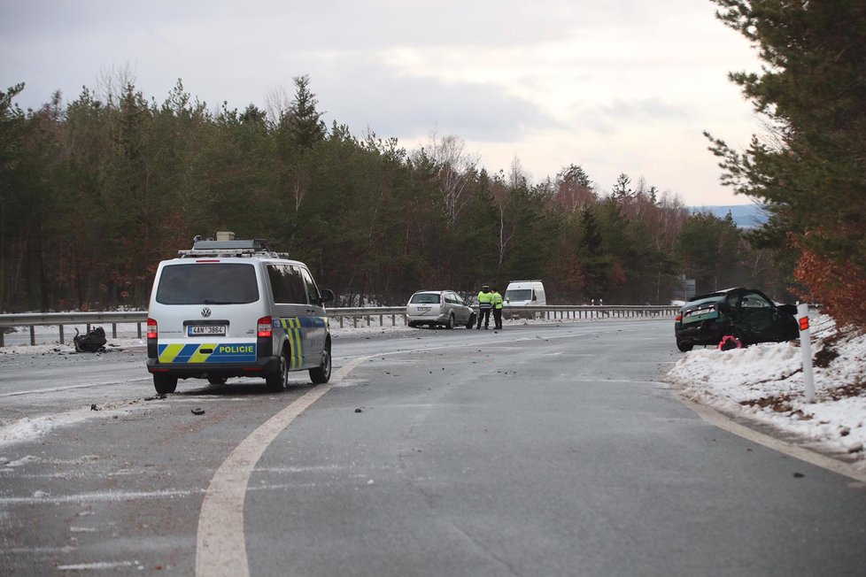 Dálnici D4 ve směru z Prahy do Příbrami uzavřeli policisté kvůli dopravní nehodě.