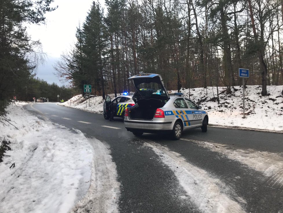 Dálnici D4 ve směru z Prahy do Příbrami uzavřeli policisté kvůli dopravní nehodě.