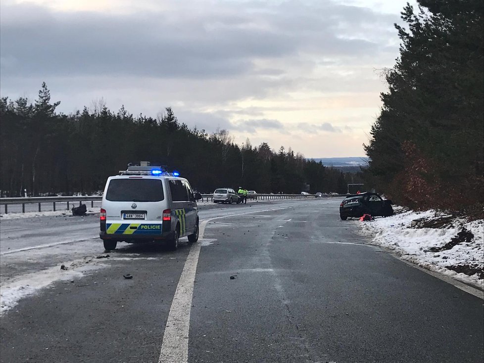 Dálnici D4 ve směru z Prahy do Příbrami uzavřeli policisté kvůli dopravní nehodě.