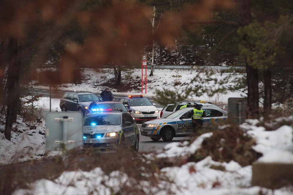 Dálnici D4 ve směru z Prahy do Příbrami uzavřeli policisté kvůli dopravní nehodě.