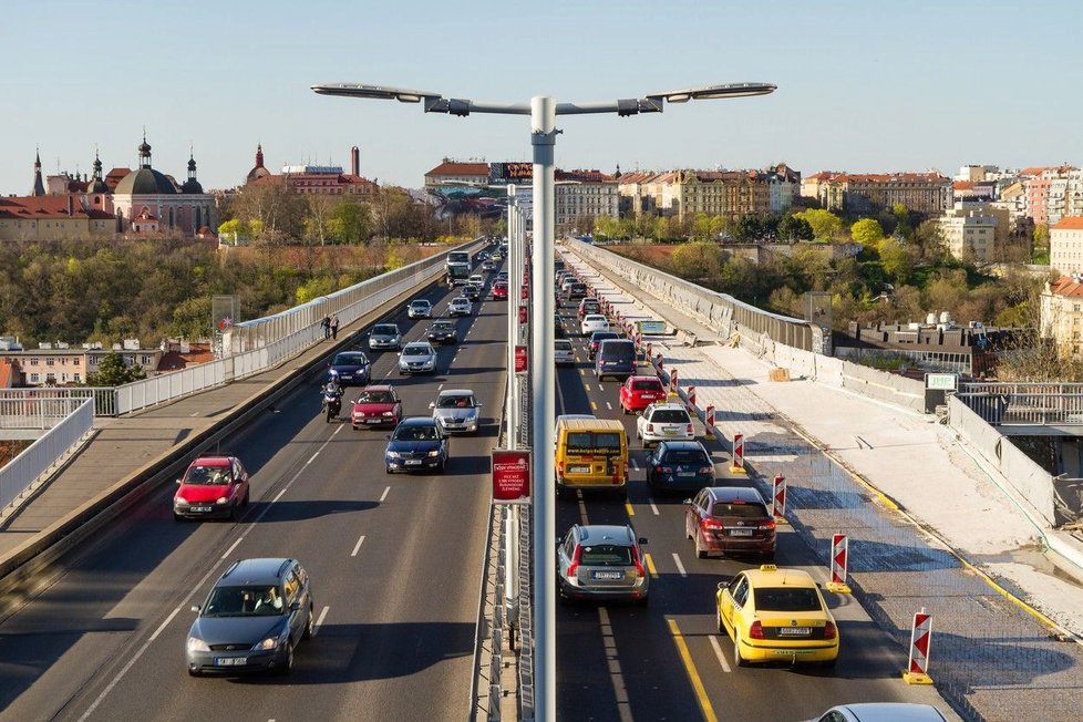 Rakousko podá u Soudního dvora Evropské unie žalobu kvůli plánovanému zavedení mýtného pro osobní automobily v Německu.