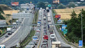 Trpělivostí se musí řidiči obrnit už na tuzemských tazích. O prázdninách pokračují práce na modernizaci pěti úseků dálnice D1.