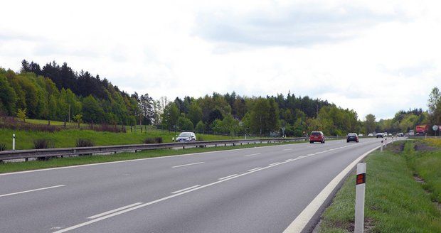 Dálnici D11 u Horních Počernic odstiňuje zatravněný val ze sedimentu z Xaverovksého rybníku. (ilustrační foto)