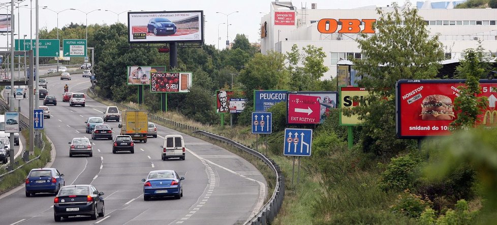 Od dálnic mají zmizet billboardy.