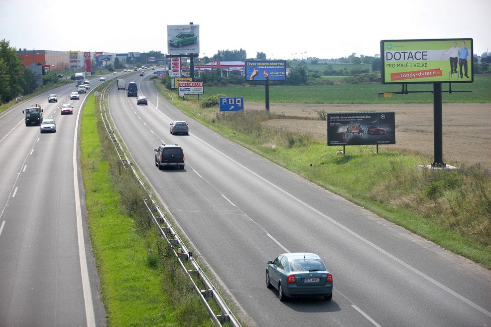 Od dálnic mají zmizet billboardy.