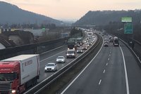 Zavřená D5! Dálnici na Prahu blokovala nehoda kamionů, auta jezdila přes benzinku