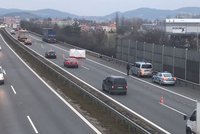 Kamion na D5 srazil chodce: Dálnice do Prahy je průjezdná jen jedním pruhem, tvoří se kolony