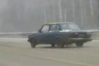 Šílenec v žigulíku smykoval na ruské dálnici