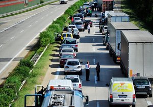 Automobilová doprava v metropoli dlouhodobě škodí. (ilustrační foto)