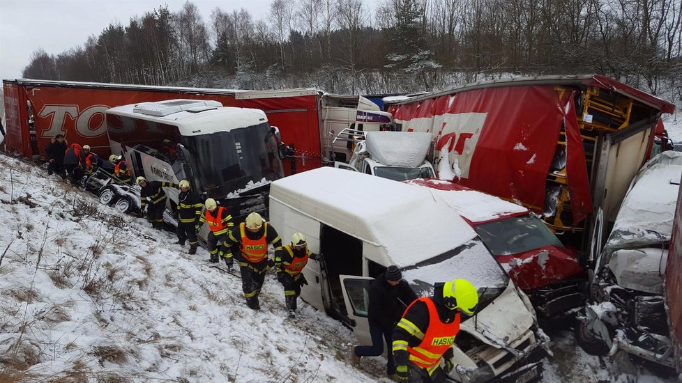 V doslova šrotiště se proměnila dálnice D1 na 99. kilometru.