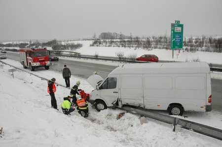 Šofér polské dodávky se neudržel na vozovce a vyletěl z autostrády. Ze svodidel mu museli pomáhat hasiči.