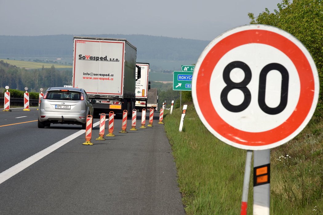 Práce na silnici avizují nejčastěji značky omezující rychlost