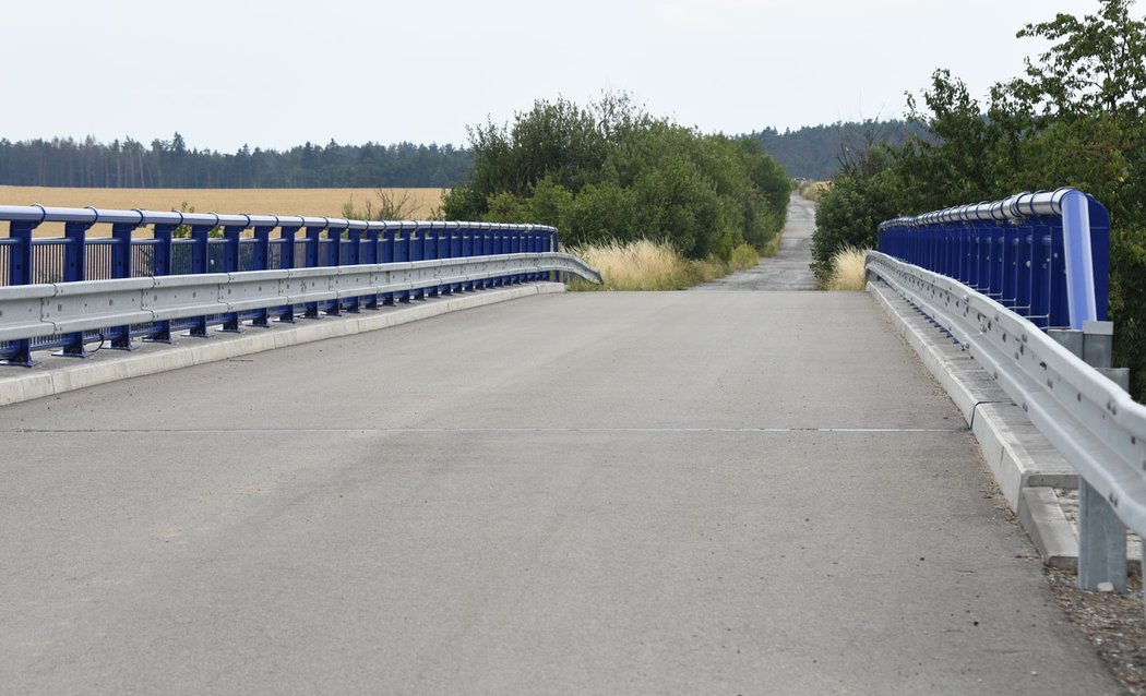 Dalším je most na polní cestě mezi Jáchymovem a Holubí Zhoří. Jen kilometr na každou stranu jsou přitom podjezdy.
