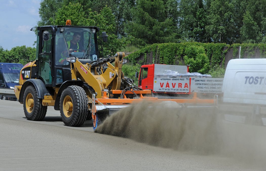 Po několika hodinách na beton vjedou speciální stroje s drátěnými kartáči, které povrch zdrsní. Tím se odhalí kamínky v betonu a vzniká protismykový povrch, kterým navíc snadno odtéká voda. Spáry se řežou zhruba do třetiny nad kluzné trny, zbytek betonu ř