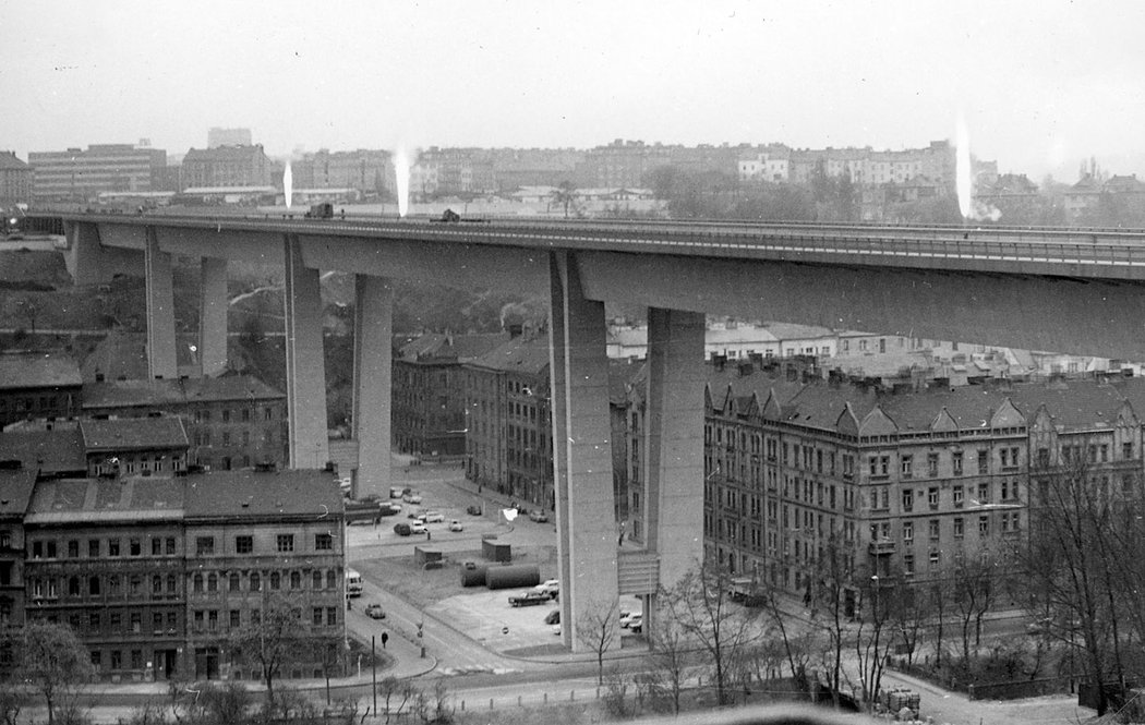 Největší československou stavbou z předpjatého betonu byl ve své době Nuselský most. I proto se před otevřením pečlivě zkoumala jeho odolnost.