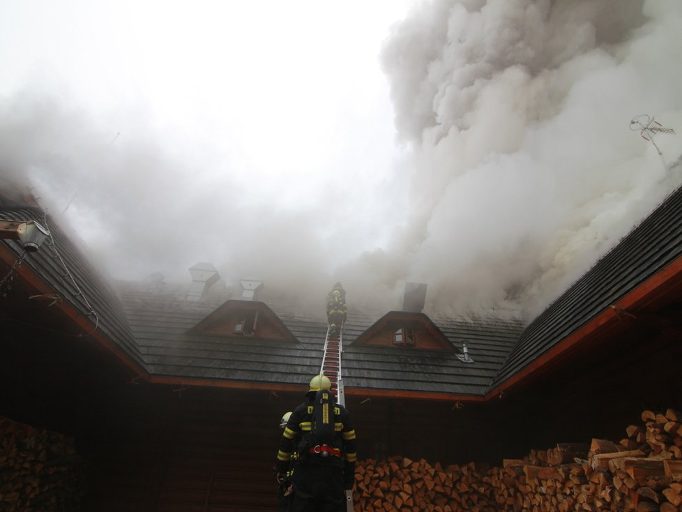 Obrovský požár oblíbené restaurace na cestě z Prahy do Mladé Boleslavi má již svého obviněného.