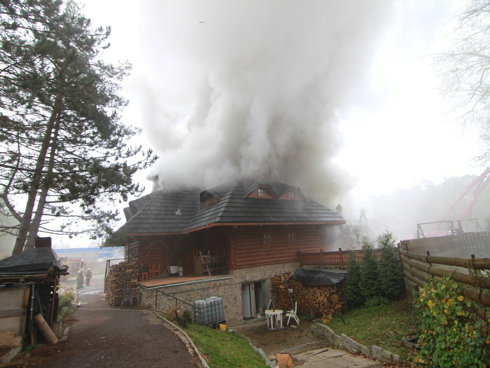 Obrovský požár oblíbené restaurace na cestě z Prahy do Mladé Boleslavi má již svého obviněného.