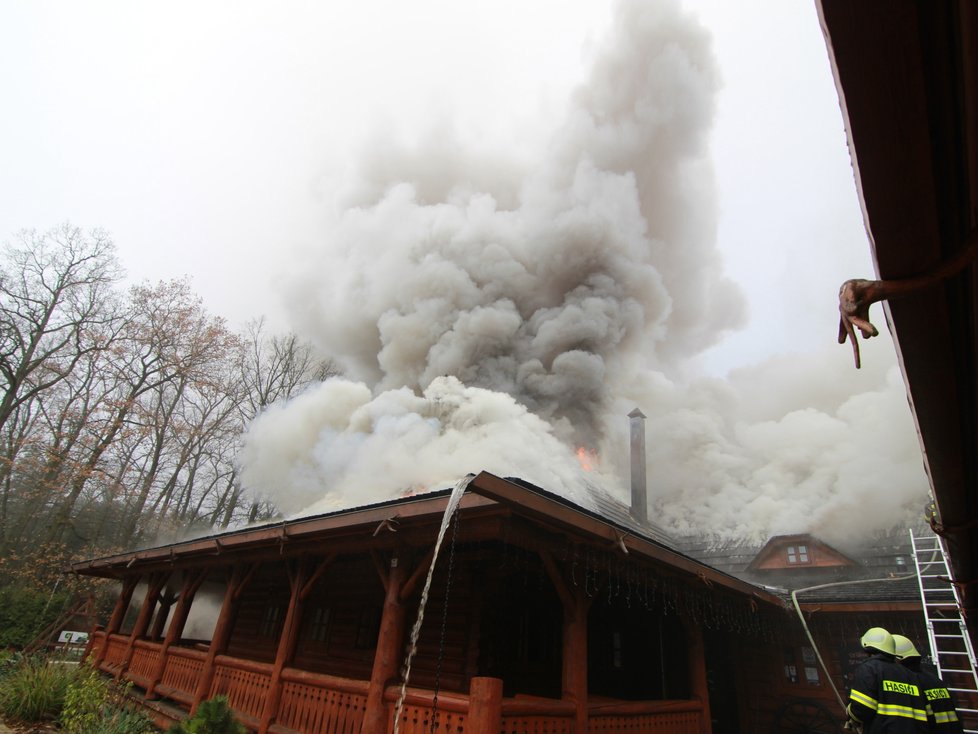 Obrovský požár oblíbené restaurace na cestě z Prahy do Mladé Boleslavi má již svého obviněného.