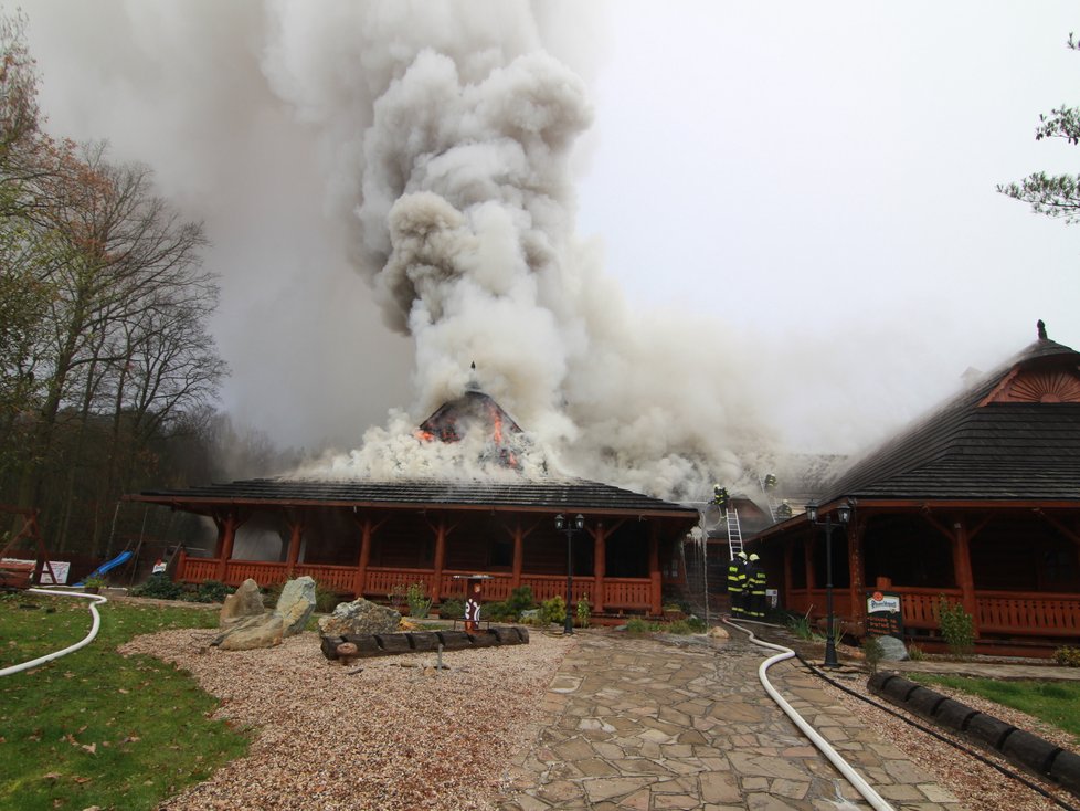 Obrovský požár oblíbené restaurace na cestě z Prahy do Mladé Boleslavi má již svého obviněného.