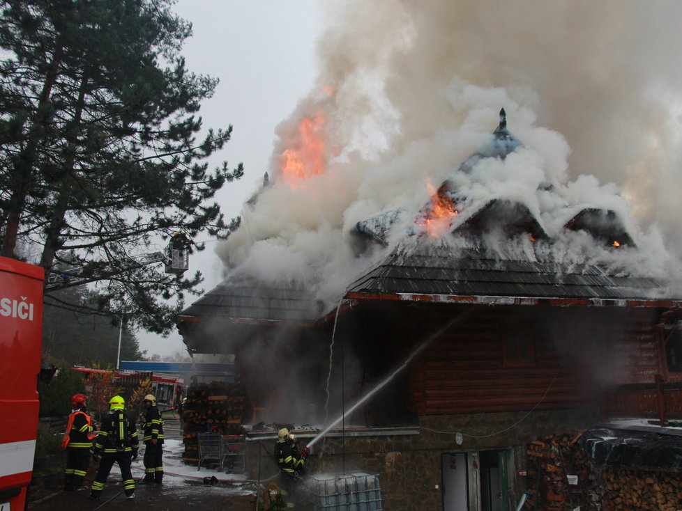 Obrovský požár oblíbené restaurace na cestě z Prahy do Mladé Boleslavi má již svého obviněného.