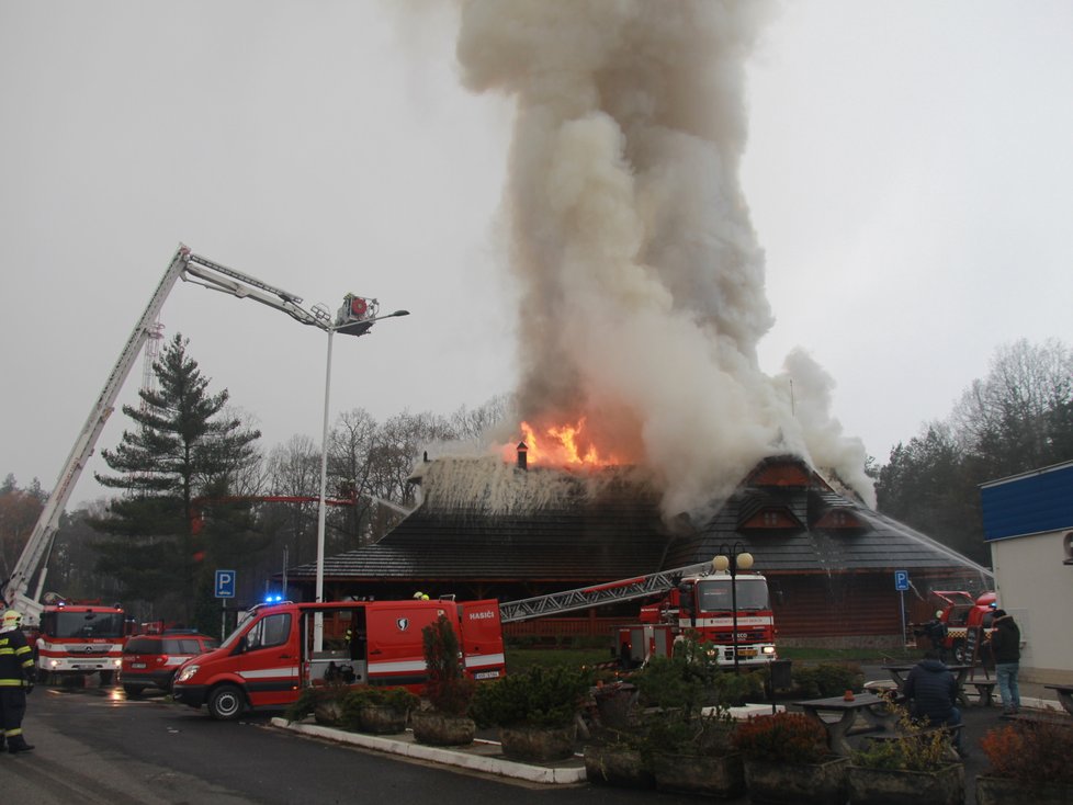 Obrovský požár oblíbené restaurace na cestě z Prahy do Mladé Boleslavi má již svého obviněného.