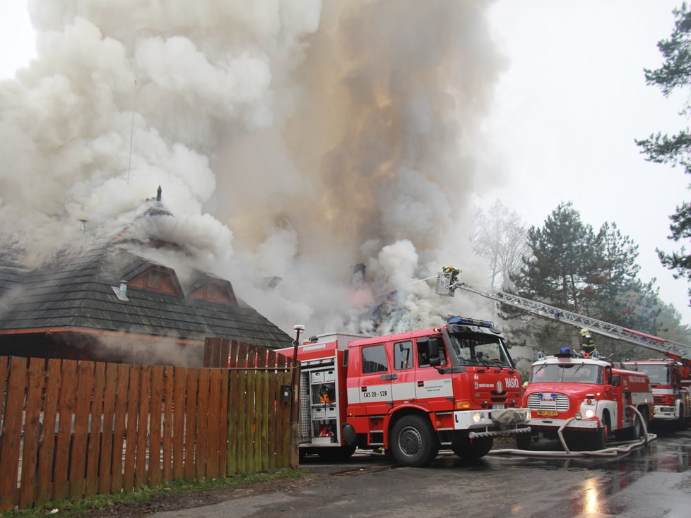 Obrovský požár oblíbené restaurace na cestě z Prahy do Mladé Boleslavi má již svého obviněného.