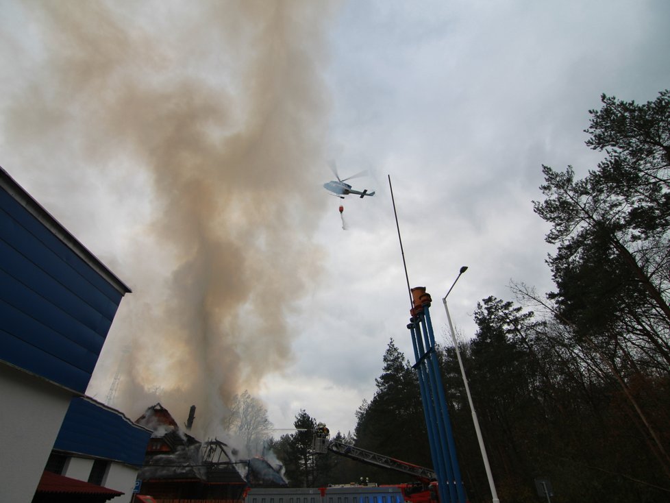 Obrovský požár oblíbené restaurace na cestě z Prahy do Mladé Boleslavi má již svého obviněného.