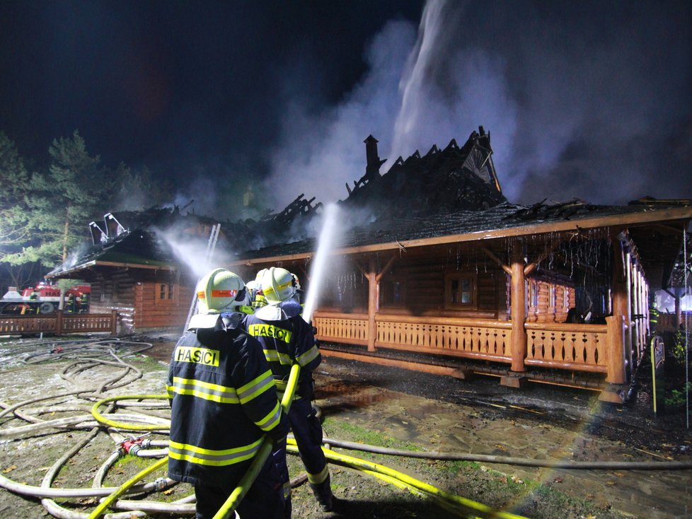 Obrovský požár oblíbené restaurace na cestě z Prahy do Mladé Boleslavi má již svého obviněného.