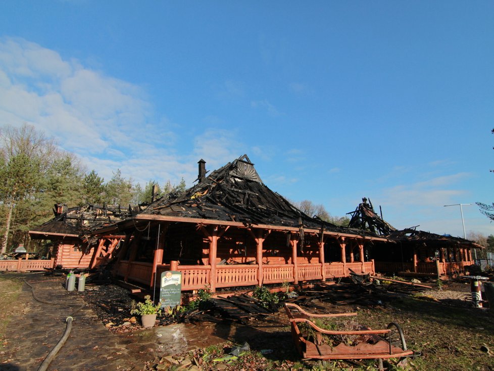 Obrovský požár oblíbené restaurace na cestě z Prahy do Mladé Boleslavi má již svého obviněného.