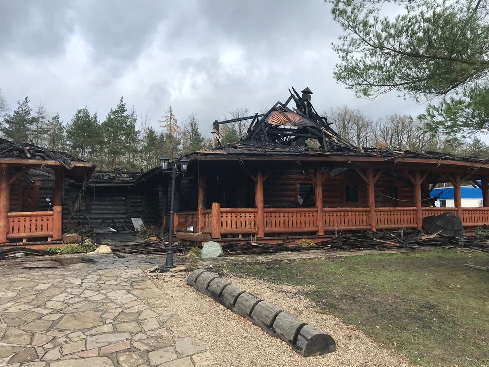 Obrovský požár oblíbené restaurace na cestě z Prahy do Mladé Boleslavi má již svého obviněného.