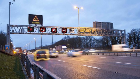 Britové před lety zprovoznili chytrou dálnici. Teď zjistili, že je až 20x nebezpečnější než dřív