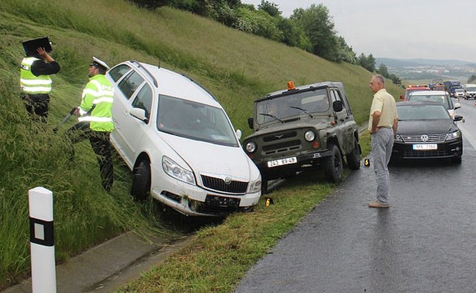 Důchodkyně v citroënu jela na D5 v protisměru. Několik lidí bylo zraněno (video)