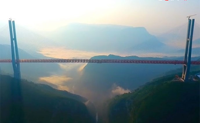 Čína má nejvyšší most na světě, auta jezdí v půlkilometrové výšce