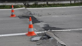 Na dálnici D5 se vzedmula a popraskala vozovka.