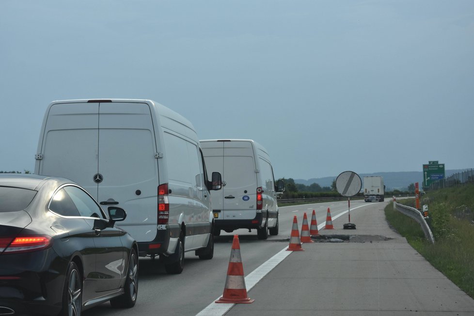 Na dálnici D5 se vzedmula a popraskala vozovka.