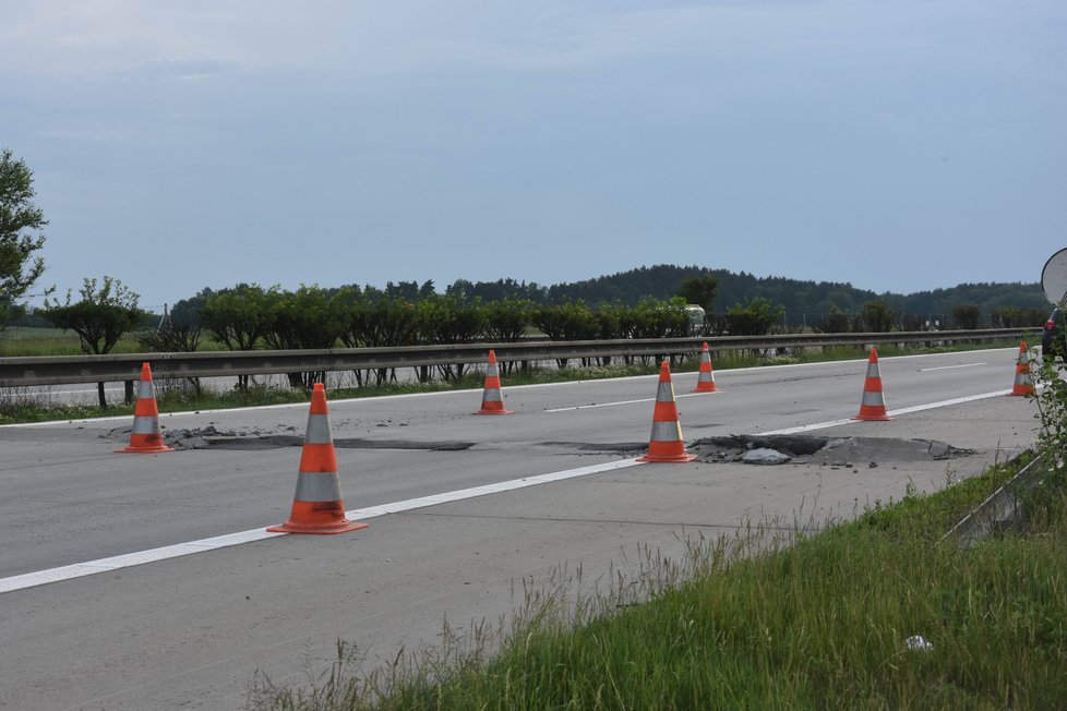 Na dálnici D5 se vzedmula a popraskala vozovka.