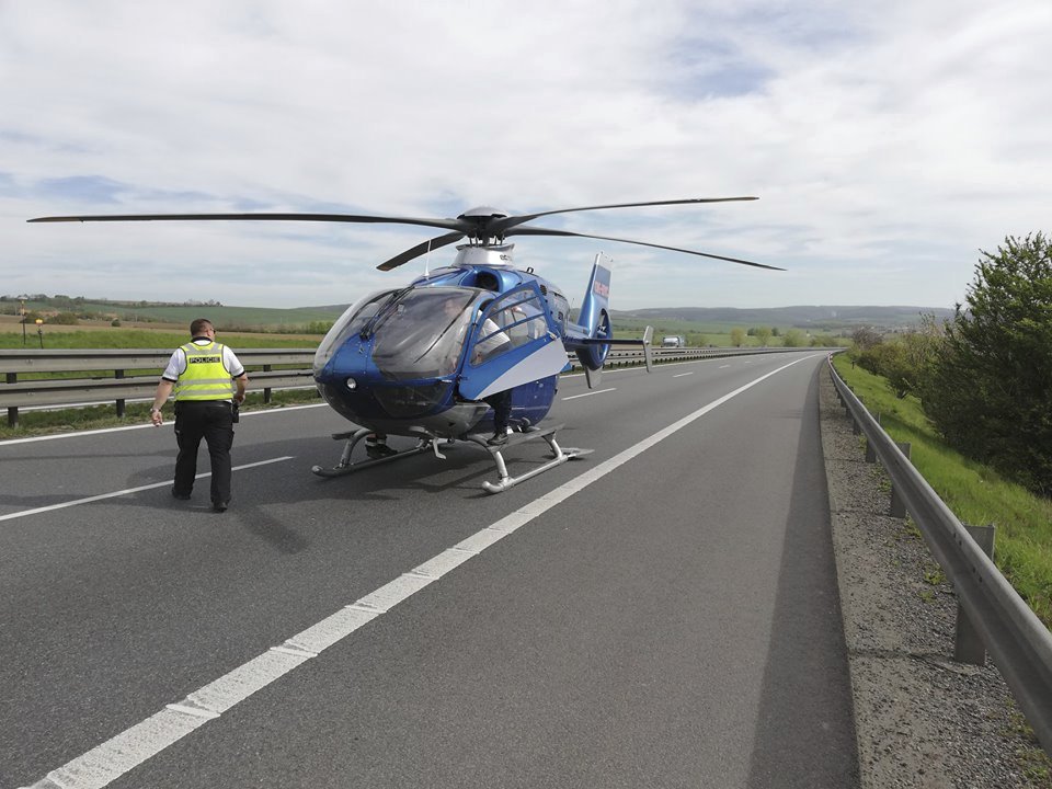 Při nehodě na 12. km D2 u Blučiny byl v akci i záchranářský vrtulník.