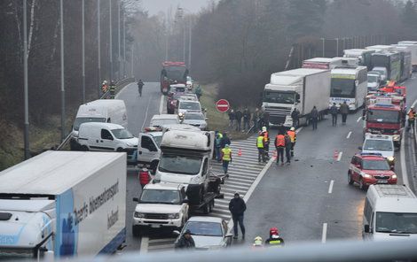 Řidiči stojící v koloně vystoupili z aut a jen bezmocně přihlíželi.