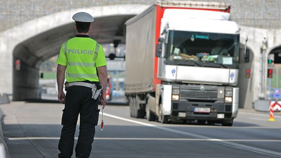 Policie na Slovensku pokutuje jízdu ve středním pruhu