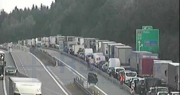 Kolaps dálnice D1: Nehoda kamionů uzavřela tah na Prahu