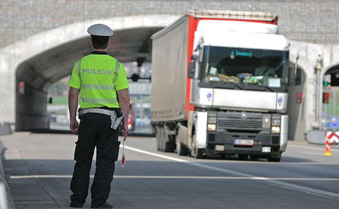 Policie na Slovensku pokutuje jízdu ve středním pruhu