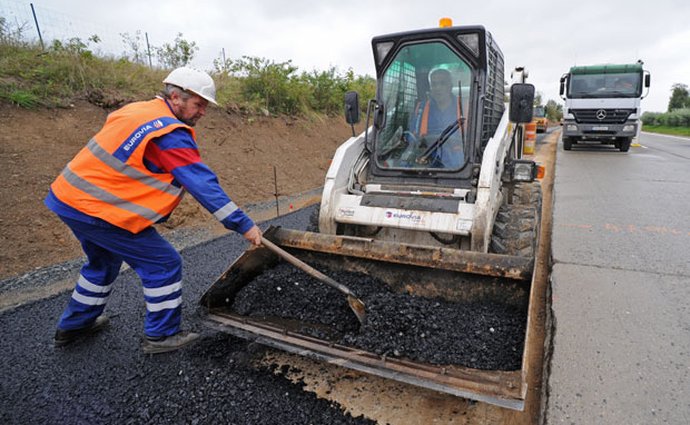 Nepozorní řidiči způsobili silničářům škody za desítky milionů Kč