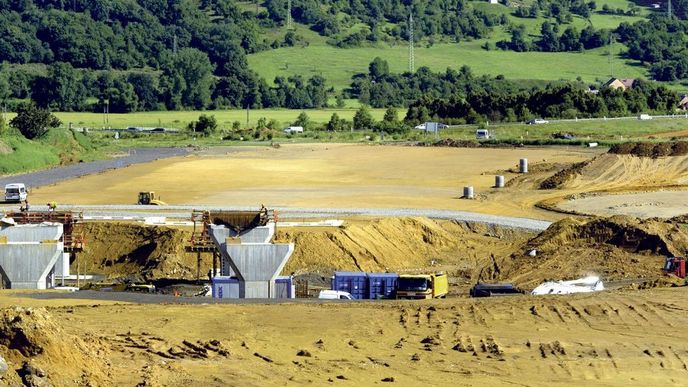 Dálniční problém. Po posledním verdiktu krajského úřadu může stavba finálního úseku dálnice D8 s délkou 4,7 kilometru opět začít. Otázkou je, na jak
dlouho, protože ekologové se zřejmě znovu obrátí na soud