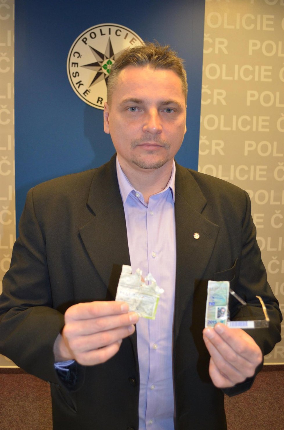 „Tuto známku se snažil recidivista sníst,“ ukazuje kriminalista Vladimír Zetek.