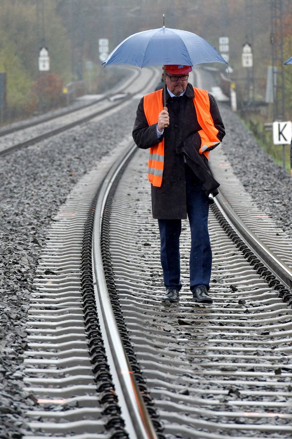 Ministr dopravy v demisi Dan Ťok si 16. dubna 2018 prohlédl železniční trať u Dalovic na Karlovarsku, kterou poškodil sesuv půdy pod kolejemi.