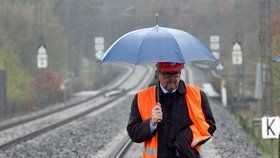 Ministr dopravy Dan Ťok si prohlédl železniční trať u Dalovic na Karlovarsku, kterou poškodil sesuv půdy pod kolejemi (16. dubna 2018)