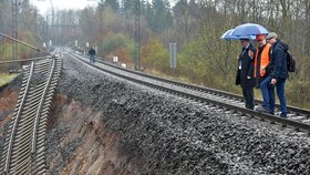 Ministr dopravy Dan Ťok si prohlédl železniční trať u Dalovic na Karlovarsku, kterou poškodil sesuv půdy pod kolejemi (16. dubna 2018)