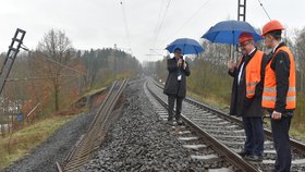 Ministr dopravy Dan Ťok si prohlédl železniční trať u Dalovic na Karlovarsku, kterou poškodil sesuv půdy pod kolejemi (16. dubna 2018)