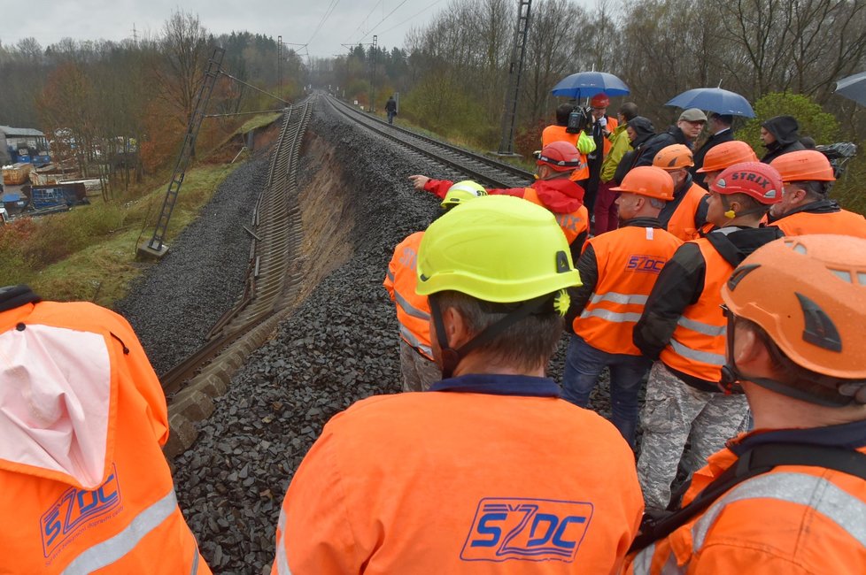 Ministr dopravy Dan Ťok si prohlédl železniční trať u Dalovic na Karlovarsku, kterou poškodil sesuv půdy pod kolejemi (16. dubna 2018)