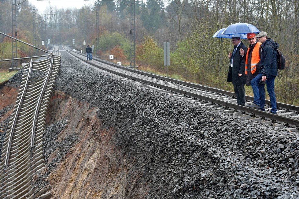 Ministr dopravy v demisi Dan Ťok si 16. dubna 2018 prohlédl železniční trať u Dalovic na Karlovarsku, kterou poškodil sesuv půdy pod kolejemi.